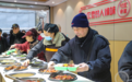 冬日里的烟火气 社区食堂饭菜香
