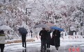 韩国首尔迎来今冬初雪 积雪量刷新同月纪录