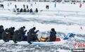 兴凯湖首届冰龙舟比赛开赛 冰面上划龙舟迎龙年
