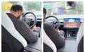 特斯拉Robotaxi安全监督员行程中打盹，乘客录视频举报未获回应