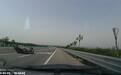 高速上小车翻车“四脚朝天”，众人合力救出被困一家四口