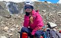 47岁女子登山时摔断腿，被困海拔7000米处16天，队友为救她遇难，外界推测其已去世，儿子坚信她还活着