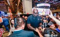 奥尼尔现身NBA中国赛快手展位，与球迷互动点燃现场氛围