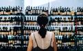 百万烟酒店走在分岔口：“一瓶名酒赚几块钱”，小老板空调都舍不得开