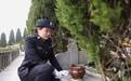 031284警号重启！警察父亲因公牺牲 女儿大学毕业从警，佩戴父亲警号扫墓