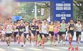 广东广州：2025黄埔马拉松赛鸣枪开跑
