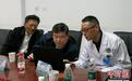 医学专家为藏族同胞实施手术治疗肝包虫病