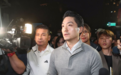 国民党支持者到台北地检署抗议，蒋万安现身并喊话民进党