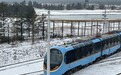 雪山下的列车，等客来