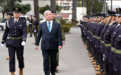 日媒：日防相“体验”自卫队空降部队基础训练项目，从11米高台跳下