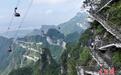 80名跑者勇闯张家界天门山3.6公里“秘径云梯”