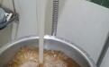 自来水变黄，居民称“炒菜省了酱油”，水务部门：水质没问题