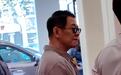 面相都变了！62岁李连杰穿布衫现身4s店，全程黑脸往日风光已不再