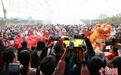 （新春走基层）广西客家百年围屋上灯 民众祈求添丁添福