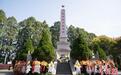 清明，陈祥榕烈士画像前，摆满了鲜花和他爱吃的橘子……