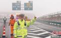 西安迎大范围雨雪 高速交警保障春运往返机场平安路