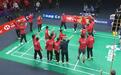 羡慕国羽夺冠后全队围成一圈庆祝，韩国女双选手一旁等待握手