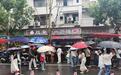 人人人、伞伞伞！下雨也挡不住游客寻味山海关路的热情