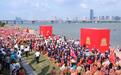 江西南昌近3000名“泳士”横渡赣江搏浪击水