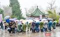 岳飞诞辰922周年，黄鹤楼上众人合唱《满江红》
