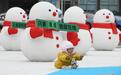 重庆一广场打造“雪人”艺术装置 为山城冬日添童趣