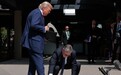 G7峰会上弯腰捡起特朗普掉落的文件，斯塔默：为避免安全恐慌
