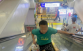 “跑楼小孩”代送外卖最后100米，看似多赢却藏“多输”风险