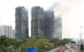 香港大埔住宅楼火灾后，有商厦加快清拆棚架工程