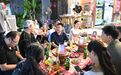 号召党员干部带头消费后，洛阳老城区委书记街头吃火锅