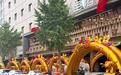 酒店门口摆了11个婚庆充气拱门，店方：国庆节当天办了11场婚宴