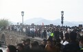 五一首日多地景区开启“人从众”模式：西湖游客调侃“断桥要压断了”，云冈石窟首度开启夜游