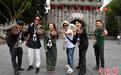 越南网络达人经广西友谊关入境中国 开启崇左自驾之旅