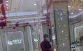 男子拿口袋抢劫上海一金店，多人在店外围观，警方披露进展