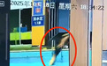 男子头朝下跳进泳池浅水区，颈椎重伤去世，游泳馆回应