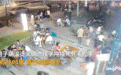 孩子嬉闹冲撞，火锅店老板强忍烫伤护住热锅：孩子平安就好