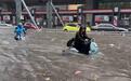 郑州暴雨致道路积水，商户称已没过膝盖，有企业挡水后还帮助市民脱困