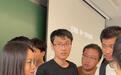 韦东奕又去听王虹教授讲座了，连续三天坐第一排听讲，还有学生为王虹献花