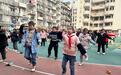 体能操、跳绳、踢毽子，小学大课间重体能训练，师生乐在其中