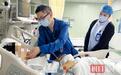 自行加用药物半个月后，男子尿血住进ICU