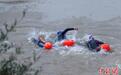 中外选手征服青海抢渡黄河极限挑战赛最高海拔水域