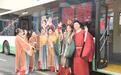 武汉520路公交婚车高调出街！大红花+婚纱照贴车身，低碳浪漫直接拉满