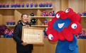 大阪世博会闭幕，石破茂“历史首次”为吉祥物颁发“首相感谢状”