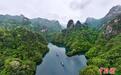 航拍张家界宝峰湖 群山环抱翠湖青