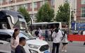儿子走出考场跪谢无腿父亲背后：硬汉父亲13岁时被火车轧断双腿，是“双手登五岳第一人”