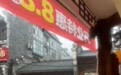 陕西商洛漫川古镇突发洪灾，20分钟水就灌进店里，老板称淤泥有一尺多深，镇政府称无人员伤亡