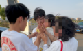 “小孩儿！我把你抱出来了！”