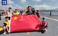 香港“挥旗哥”登上山东舰：与五星红旗合影，称“一切感觉像做梦一样”