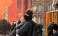 北京初雪后多位路人在故宫偶遇李现，他手里拿着相机，网友：期待他更新故宫雪景照片