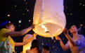 万盏天灯吻星河！泼水节西双版纳上演“人间银河”