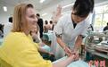 15国师生重庆体验中医疗法：期待中医药文化被更多了解